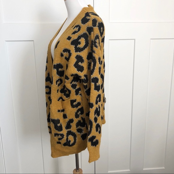 ❌SOLD❌J.O.A Animal Print Cardigan Sweater Button - Picture 4 of 8